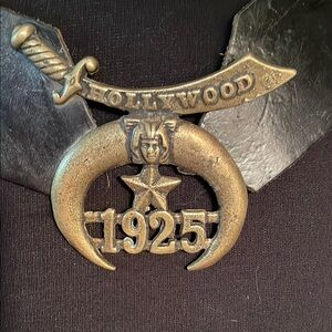 Vintage Hollywood 1925 Emblem